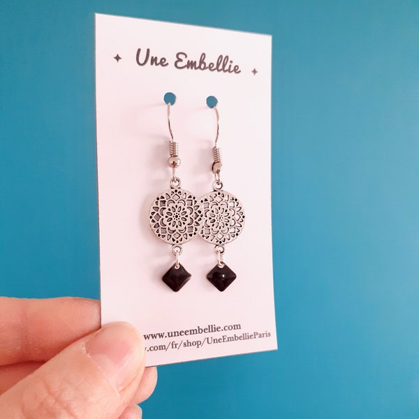 Petites boucles d'oreilles rosace argentée et émail noir, Petites boucles d'oreilles minimalistes rondes femme fille ado, Boucles discrètes