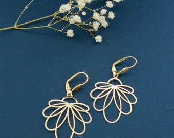 Zarte, grafische Blumenohrringe, minimalistische, durchbrochene Goldblumenohrringe, elegante goldene Ohrhänger, Geschenk für Frauen