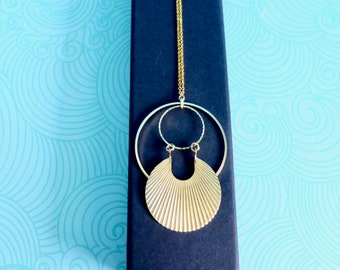 Sautoir graphique Art Déco laiton doré, long collier grand anneau géométrique strié doré, sautoir élégant moderne intemporel femme