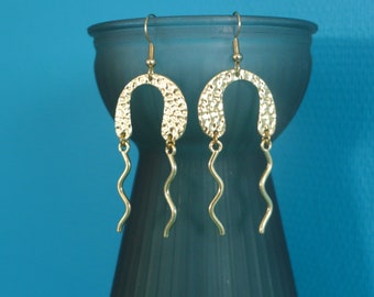 Orecchini martellati e steli contorti dorati, orecchini moderni dal design astratto a zig zag, gioielli con meduse dorate, regalo per donna moderna