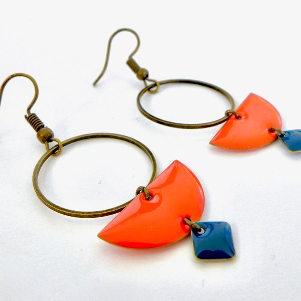 Boucles d'oreilles graphiques bicolores émail orange et bleu marine, boucles rondes bleu marine orange, bijou printemps coloré, cadeau femme
