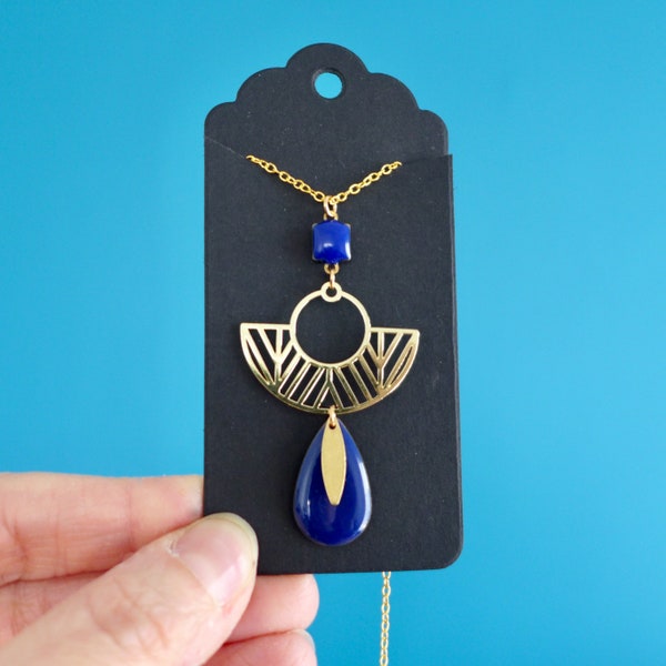 Collier graphique Art Déco jungle laiton doré et émail bleu, pendentif géométrique coloré bleu foncé, collier moderne doré bleu roi