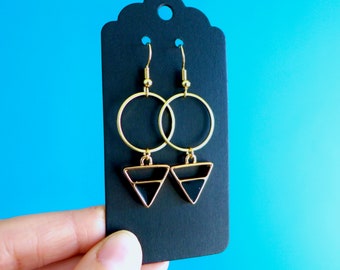 Minimalist golden ring and black triangle earrings, graphic boho chic earrings, elegant earrings mother woman gift