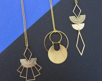 gold sautoir necklace with round Art Deco graphic pendant, long necklace  with large gold striated ring, timeless modern sautoir necklace for women,