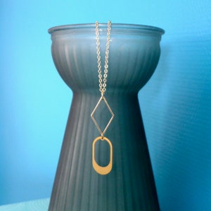 Minimalistische Halskette mit geometrischem Anhänger in Gold, ovale und grafische Diamantkette, moderner, schlichter Goldmessingschmuck