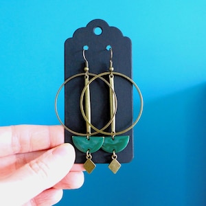 Pendientes redondos con gráficos verdes, aros de barra de latón, bronce y esmalte verde oscuro, pendientes redondos verdes grandes, regalo de Navidad para mujer.