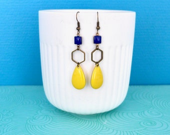 Orecchini grafici e colorati blu e gialli, orecchini esagonali in bronzo con goccia gialla, orecchini gialli e blu, regalo per lei