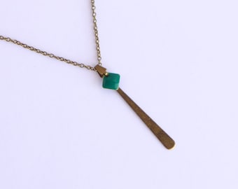 Collier fin et délicat en laiton et sequin émail vert, Collier minimaliste vert, pendentif longue goutte bronze et émail carré vert