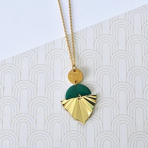 Sautoir élégant Art Déco doré vert, long collier pendentif éventail plissé doré émail vert foncé, cadeau femme, bijou bohème chic vert