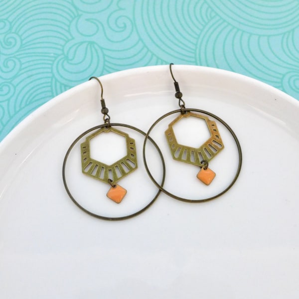 Boucles d'oreilles Art Déco émail orange abricot ou blanc, créoles géométriques bronze et abricot ou blanc, boucles rondes graphiques