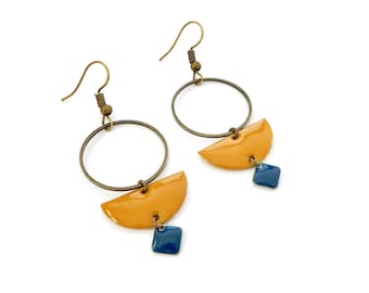 Boucles d'oreilles Jaune Moutarde et Bleu Marine, boucles d'oreilles cercle bronze et émail camel et bleu foncé, Petites boucles fille femme