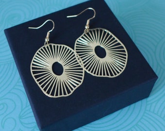 Round graphic earrings with gold striped filigree print, gold wavy round striped earrings