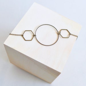 Geometric bracelet with large ring and fine hexagons in brass, original elegant graphic feminine thin bracelet, refined minimalist bracelet