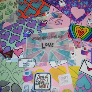 Könnte beinhalten: Eine Collage aus bunten Papierauschnitten und Zeichnungen zum Thema Liebe. Die Kunstwerke zeigen Herzen, Umschläge und den Schriftzug „Sending Lots of Love“. Es werden verschiedene Farben verwendet, darunter Rosa, Lila und Blau.