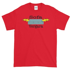 Puede incluir: Camiseta roja con un gráfico de un sofá con rayos y el texto "Sofa Vergara".