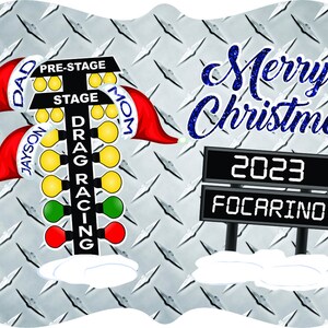 Puede incluir: Un adorno de &aacute;rbol de Navidad con tem&aacute;tica de carreras de dragsters con un esquema de color rojo, blanco y azul. El &aacute;rbol est&aacute; decorado con gorros de Pap&aacute; Noel y las palabras "Pap&aacute;", "Mam&aacute;" y "Jayson". El &aacute;rbol tiene un letrero en blanco y negro que dice "Drag Racing" y un marcador que dice "2023 Focarino". El fondo es una textura de metal plateado.