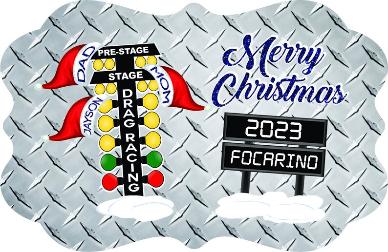 Puede incluir: Un adorno de &aacute;rbol de Navidad con tem&aacute;tica de carreras de dragsters con un esquema de color rojo, blanco y azul. El &aacute;rbol est&aacute; decorado con gorros de Pap&aacute; Noel y las palabras "Pap&aacute;", "Mam&aacute;" y "Jayson". El &aacute;rbol tiene un letrero en blanco y negro que dice "Drag Racing" y un marcador que dice "2023 Focarino". El fondo es una textura de metal plateado.