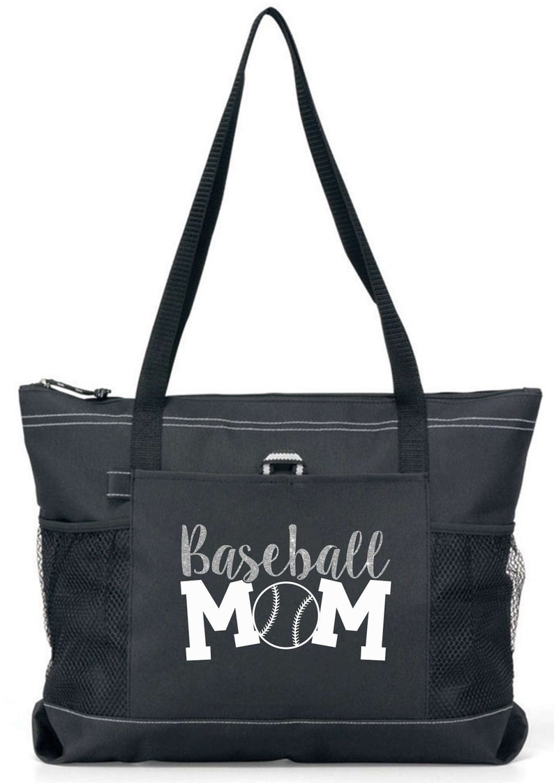 Op de afbeelding: Zwarte tote bag met een ritssluiting en twee mesh zijvakken. De tas heeft een wit ontwerp met de tekst "Baseball Mom" en een baseball-afbeelding.
