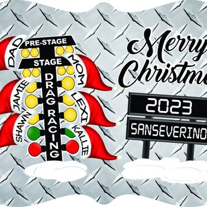 Puede incluir: Un adorno de &aacute;rbol de Navidad con tem&aacute;tica de carreras de dragsters con gorros de Pap&aacute; Noel rojos y blancos, un &aacute;rbol de carreras de dragsters en blanco y negro y un marcador en blanco y negro con el texto "2023 SANSEVERINO".