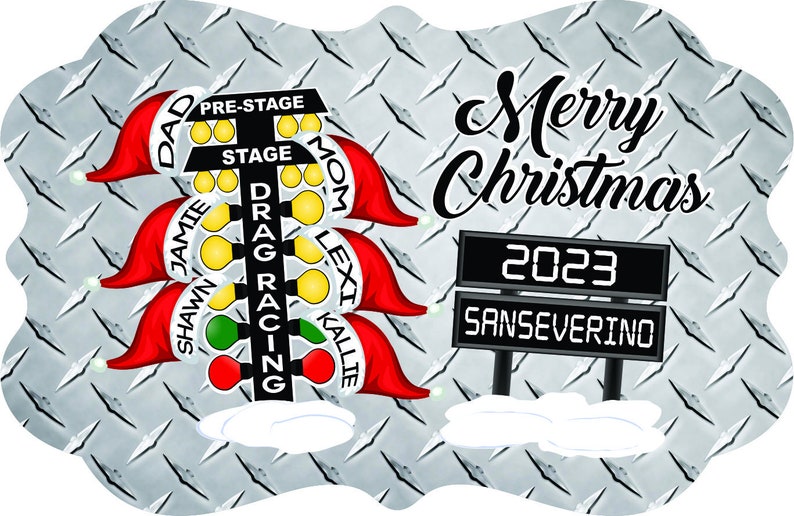 Puede incluir: Un adorno de &aacute;rbol de Navidad con tem&aacute;tica de carreras de dragsters con gorros de Pap&aacute; Noel rojos y blancos, un &aacute;rbol de carreras de dragsters en blanco y negro y un marcador en blanco y negro con el texto "2023 SANSEVERINO".