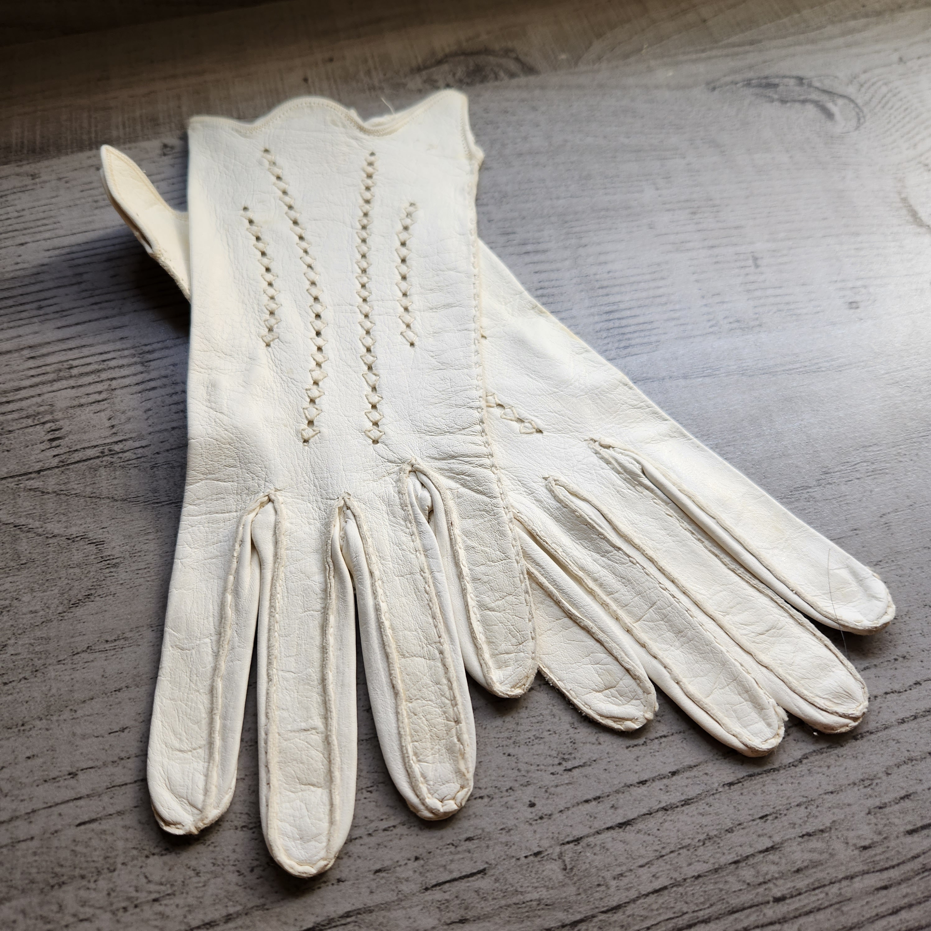 Vintage White Leather Gloves Ladies Small Gloves Mid Century