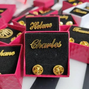 Broche de solapa con nombre y letra personalizado, de acero inoxidable, con placa de identificación, dorado y plateado, para hombre y mujer