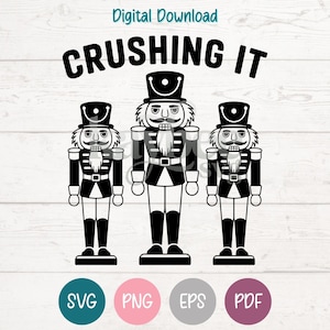 Op de afbeelding: Een digitale downloadafbeelding met drie zwart-witte notenkrakerfiguren met de tekst "CRUSHING IT" erboven. De notenkrakers dragen uniformen met hoeden en riemen. Hieronder staan de bestandstype-pictogrammen: SVG, PNG, EPS en PDF.