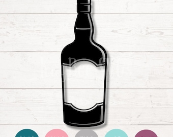 Puede incluir: Silueta negra de una botella de licor con una etiqueta en blanco, sobre un fondo de vetas de madera blanca. Las palabras "Digital Download" están en la parte superior. Debajo, las letras SVG, PNG, EPS, AI y DXF en círculos.