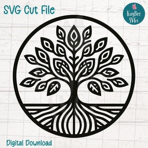 Puede incluir: Archivo de corte SVG en blanco y negro de un diseño de árbol de la vida. El árbol tiene ramas y hojas intrincadas, y las raíces se muestran como una serie de líneas.