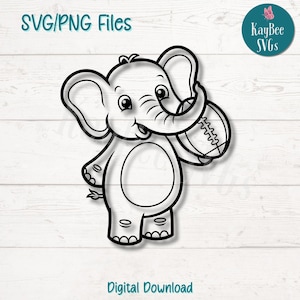 Puede incluir: Un elefante de dibujos animados en blanco y negro sosteniendo un balón de fútbol americano. El elefante tiene orejas grandes y una cara sonriente. El texto en la parte superior dice "SVG/PNG Files" y en la parte inferior "Digital Download". Un logotipo circular con una mariposa está en la esquina superior derecha.