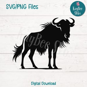 Może przedstawiać: Czarna sylwetka gnu, dużego afrykańskiego antylopy, stojącego na białym drewnianym tle. Obraz jest pobraniem cyfrowym.