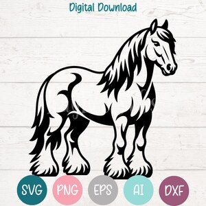 Pode incluir: Gráfico a preto e branco de um cavalo com uma crina fluida e pernas emplumadas. A imagem é um download digital, com ícones de tipo de ficheiro para os formatos SVG, PNG, EPS, AI e DXF. O cavalo está sobre um fundo branco.