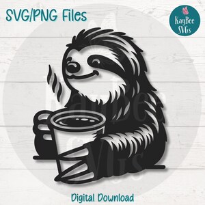 Könnte beinhalten: Schwarz-weiß SVG/PNG Digital-Download mit einem Cartoon-Faultier, das eine Kaffeetasse hält. Das Faultier lächelt, und Dampf steigt vom Kaffee auf. Der Text "SVG/PNG Files" und "Digital Download" ist enthalten.