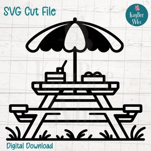 Può includere: Illustrazione in bianco e nero di una linea d'arte di un tavolo da picnic con due panche, un ombrello e un cesto di frutta. Il tavolo ha una bevanda e un cesto di frutta sopra. L'ombrello ha un bordo smerlato.  File di taglio SVG. Download digitale.