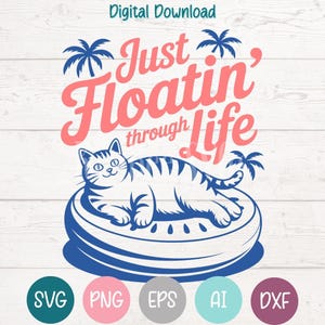 Könnte beinhalten: Digitaler Download-Grafik mit einer Katze auf einem wassermelonenförmigen Schwimmer. Der Text "Just Floatin' through Life" ist in Koralle und Blau gehalten, mit Palmenakzenten. Darunter befinden sich SVG-, PNG-, EPS-, AI- und DXF-Symbole.