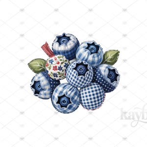 Op de afbeelding: Een cluster van gestileerde blauwe bessen met een patchwork-ontwerp. De blauwe bessen hebben verschillende blauwe patronen, waaronder ruitjes, stippen en bloemenprints. Groene bladeren en een rood lint accentueren de opstelling tegen een witte achtergrond.