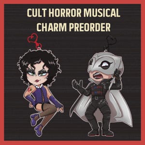 Op de afbeelding: Twee cartoonbedels, een van een vrouw in een paars korset en de andere van een gemaskerde figuur met een mes. De bedels maken deel uit van een "Cult Horror Musical Charm Preorder"-actie. De achtergrond is donker met een rode rand.