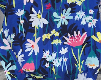 Voile de coton, fond bleu et fleurs multicolores, idéal robe d'été, tunique ou déco