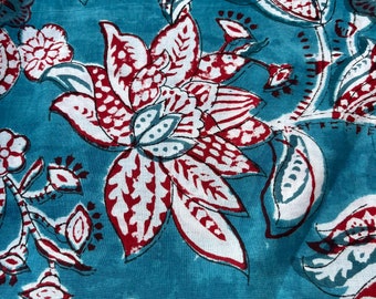 coton léger fond bleu et fleurs rouge, block print, couleurs végétales, idéal vêtements d'été