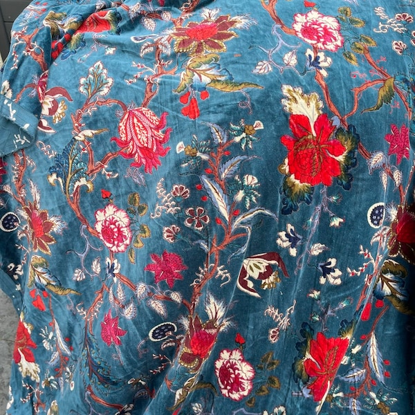 Velours de coton lisse fond bleu, motifs fleurs feuilles, style jungle, velours très souple, idéal déco ou habillement