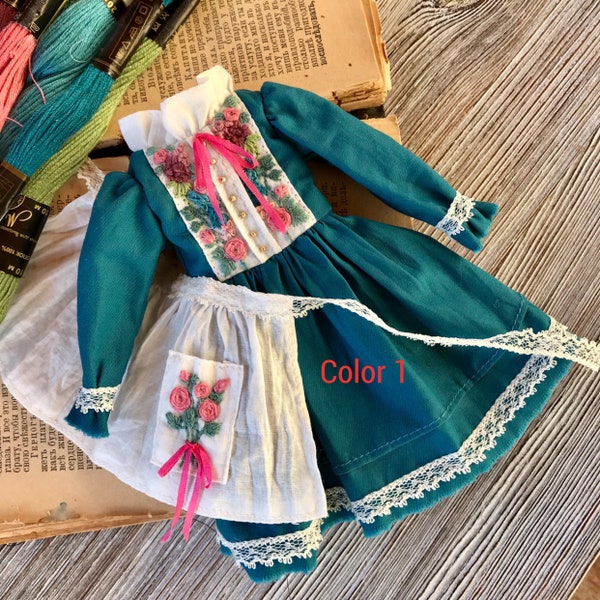 A turquoise dress and a white apron for the Blythe doll.