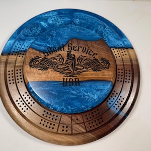 Tablero de cribbage Silent Service de madera de olivo y epoxi – Tributo al submarino de la Armada de EE. UU.