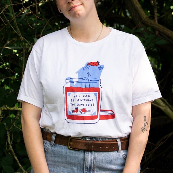 -shirt mignon chat confiture de fraises | Sérigraphie à la main sur un t-shirt en coton biologique blanc avec citation inspirante en rouge et bleu pour les amoureux des chats