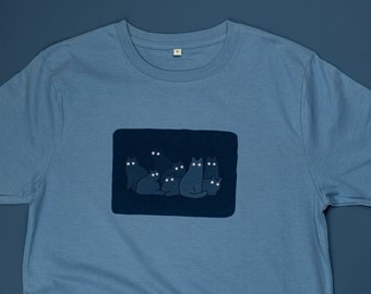 -shirt Mauvais quartier | Sérigraphie à la main sur un t-shirt en coton biologique bleu crépuscule avec une illustration blanche de chats aux yeux réfléchissants