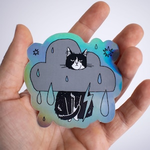 Chat nuage de pluie - Mode sombre | Stickers holographiques en vinyle d'un chat smoking grincheux dans un costume de nuage de pluie