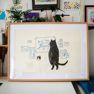 Galeria de gatos A2 Pôster Risograph | Ilustração em preto e azul-centáurea de um gato julgando arte minimalista de gatos