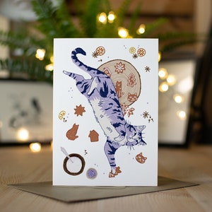 Tarjeta navideña de gato de galletas / Tarjeta navideña divertida, ilustraciones únicas, gato atigrado, gato rodante, pan de jengibre, galletas navideñas decoradas,