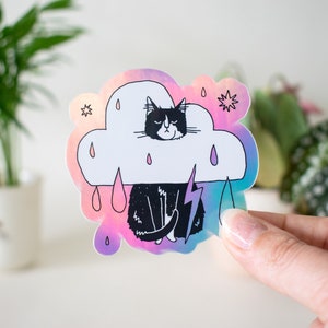 Regen Wolke Katze - Light mode | Holo-Vinyl-Sticker einer mürrischen Tuxedo-Katze im Regenwolkenkostüm