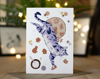 Kerstkaart van Cookie Cat | Grappige kerstkaart, unieke illustraties, Cyperse kat, rollende kat, peperbrood, versierde kerstkoekjes,