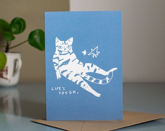 La vie est dure | Carte de voeux pour toutes les occasions avec une illustration de chat montrant un chat tigré assis sur ses fesses et semblant épuisé